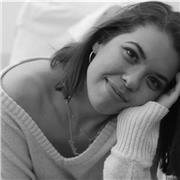 Profesora, escenógrafa y artista con amplia experiencia  ofrece clases particulares de manera presencial y online.